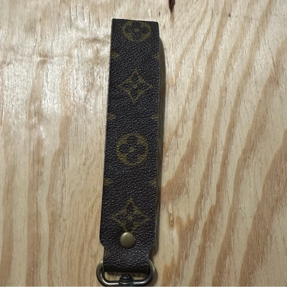 Keep it Gypsy upcycled key ring. Inside is a silver tooled leather. - Picture 2 of 6
